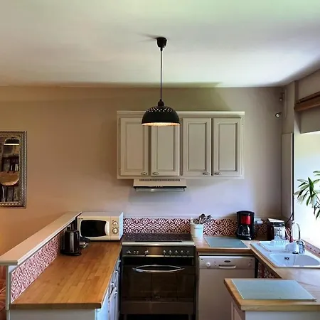 Spacious With Garden דירה